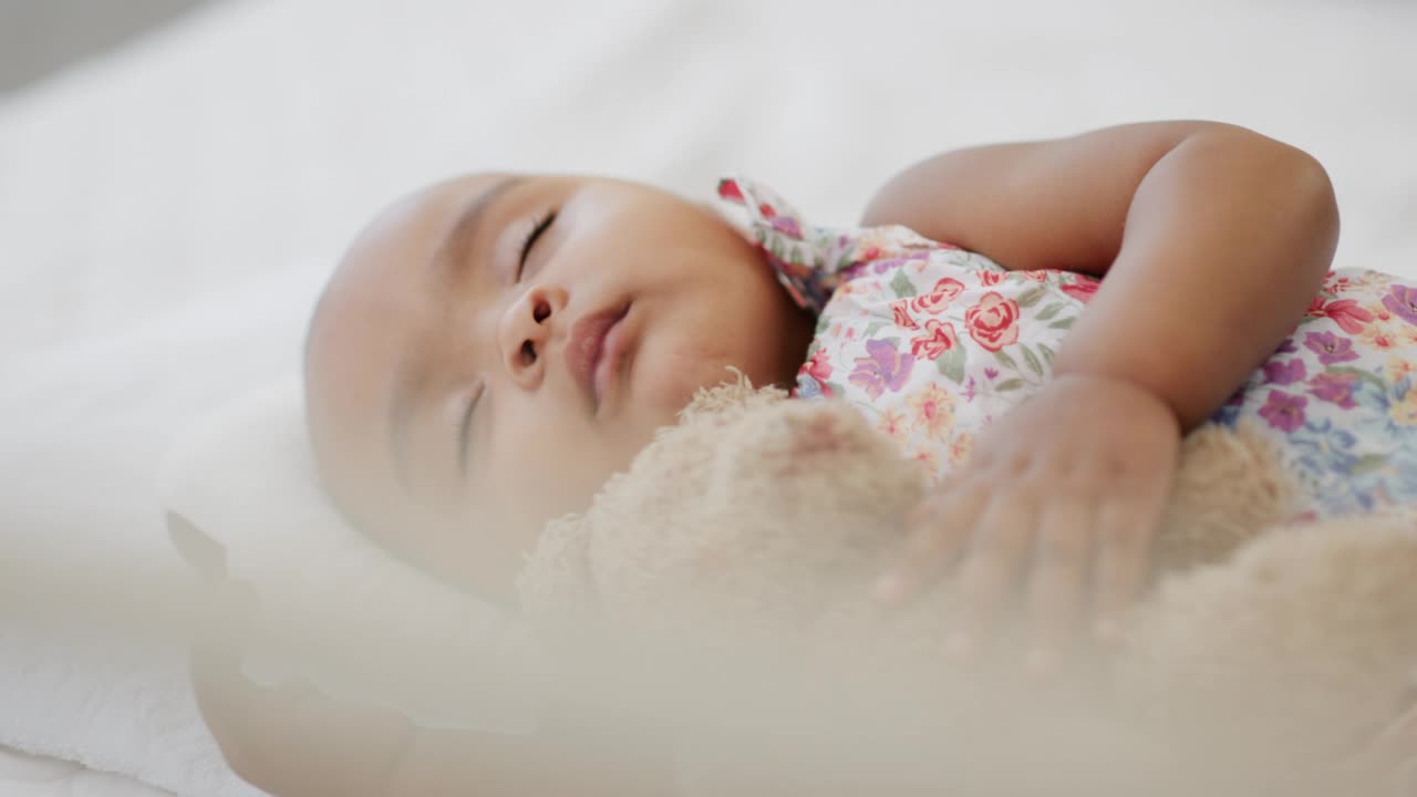 一个小女孩，刚出生的婴儿在睡觉视频素材