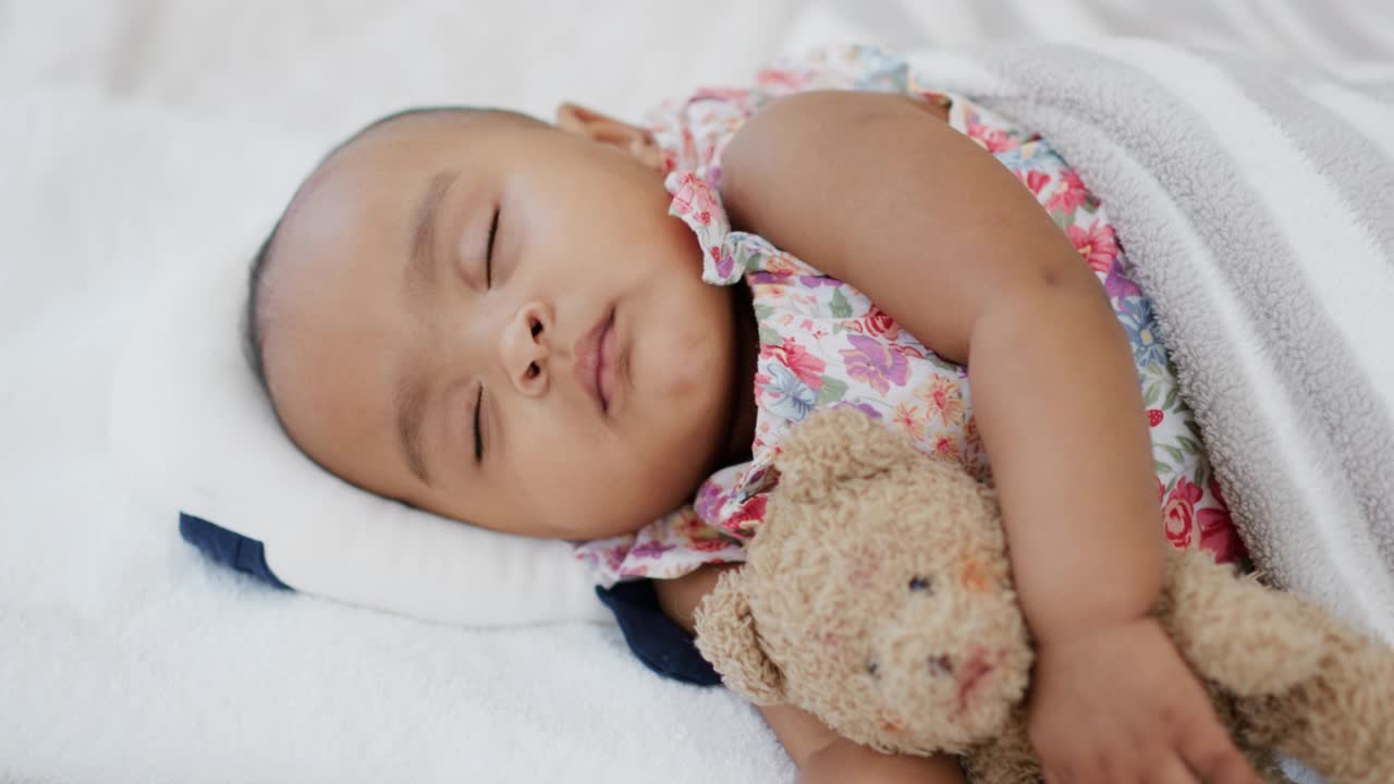 一个小女孩，刚出生的婴儿在睡觉视频素材