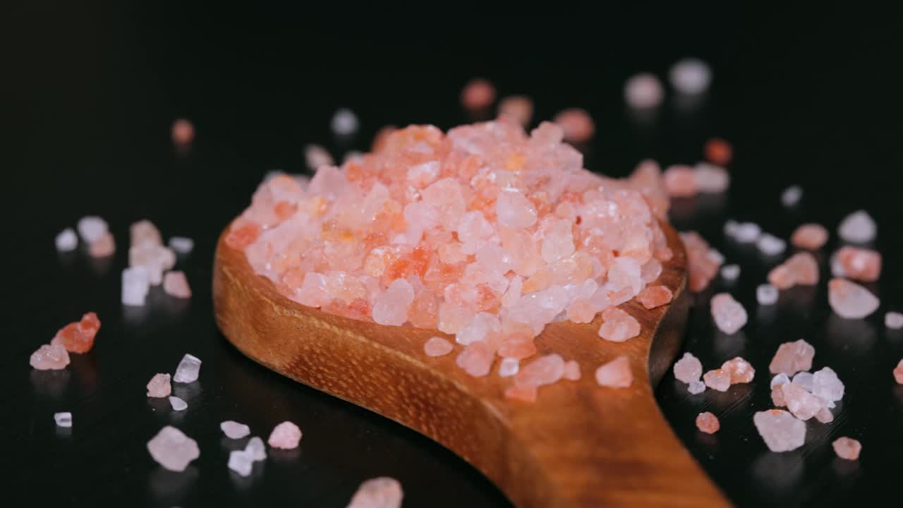 木桶里的喜马拉雅粉盐是用来给食物调味的。主要是由于营销成本，粉色喜马拉雅盐比食用盐或海盐贵20倍。视频素材