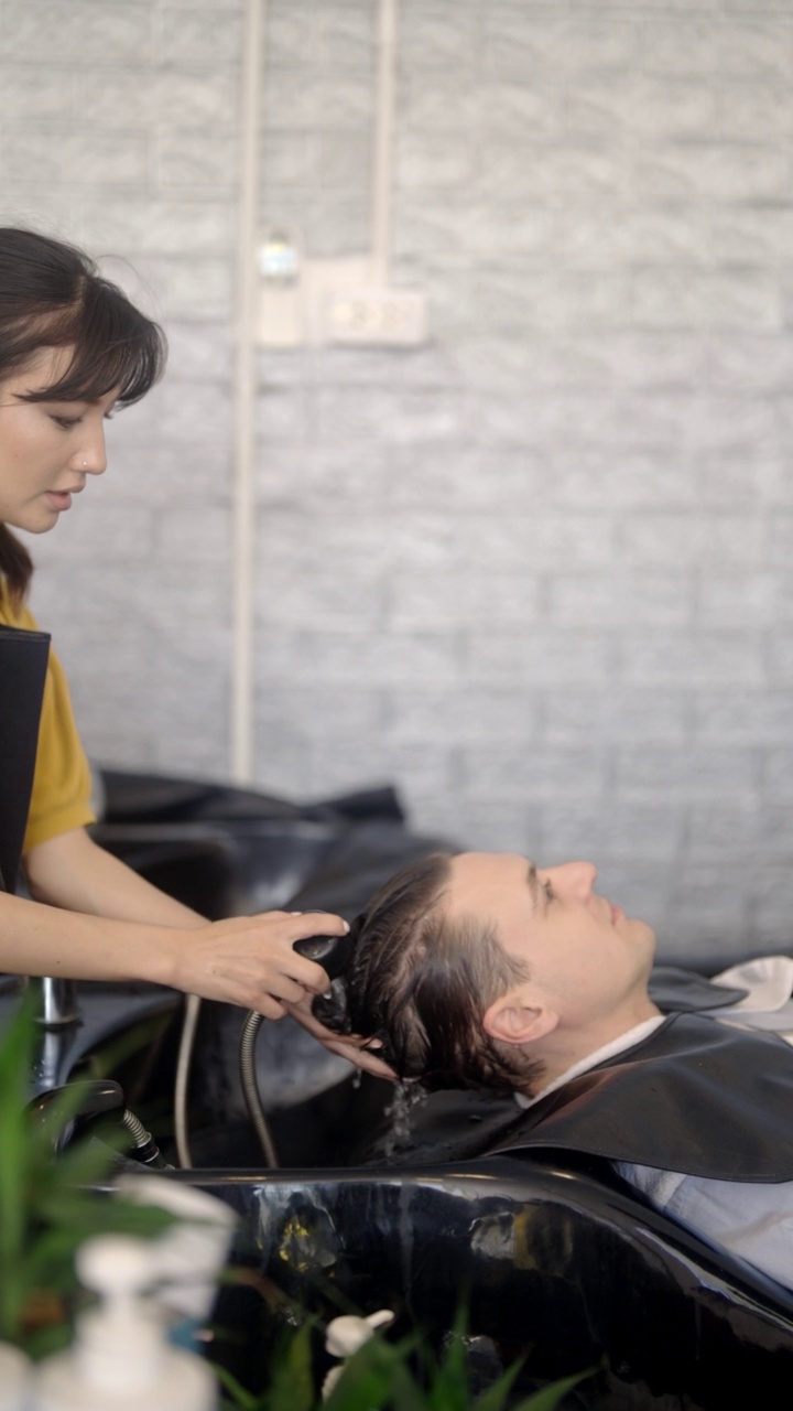 发型师为客户洗头。视频下载