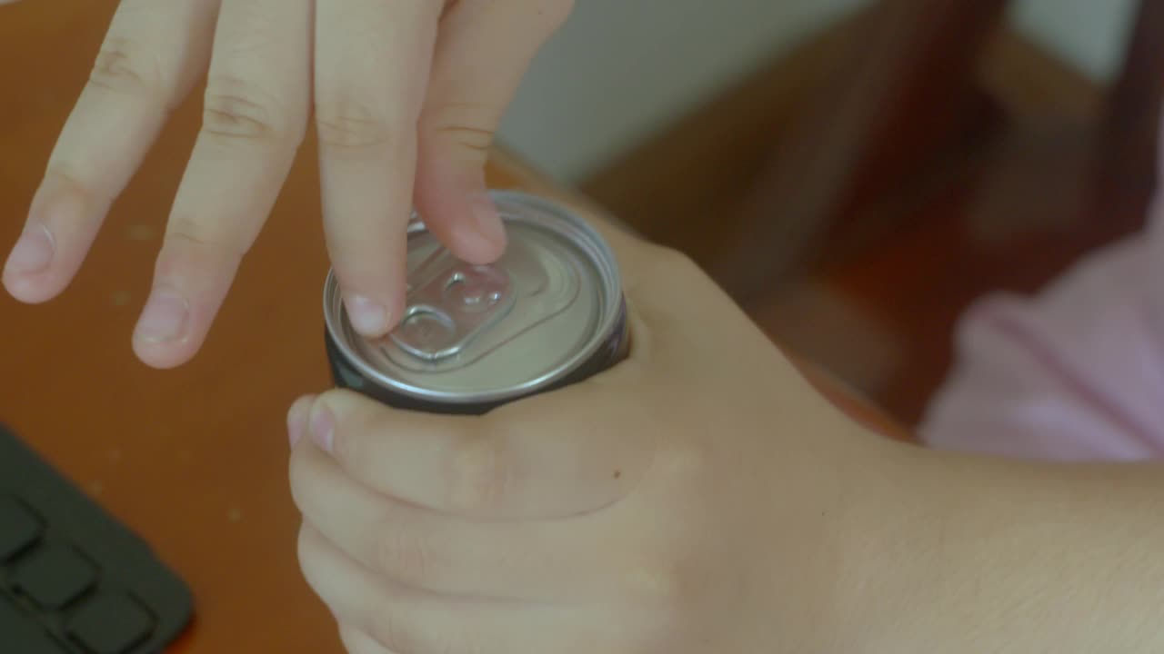 女孩打开一罐软饮料视频素材