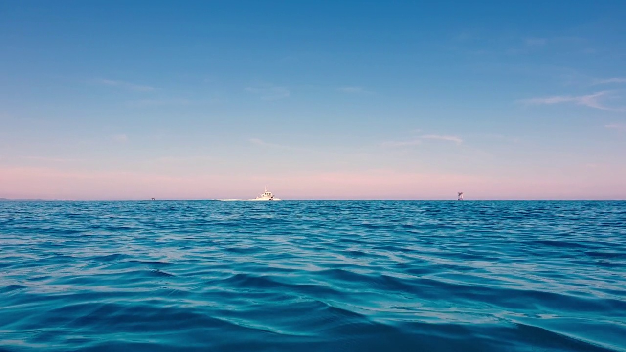 低角度的快艇行驶在蓝色的海水视频素材