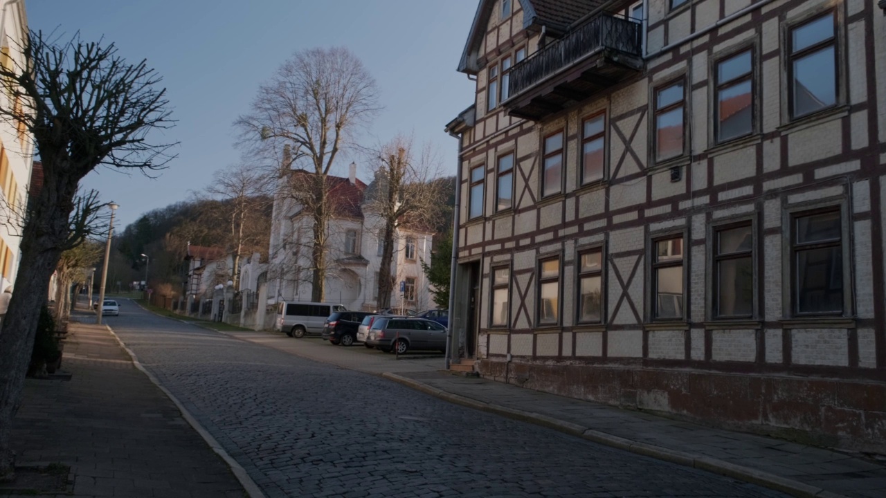 Steadycam:德国的中世纪城镇Bleichereode。古老的城市街道。视频素材
