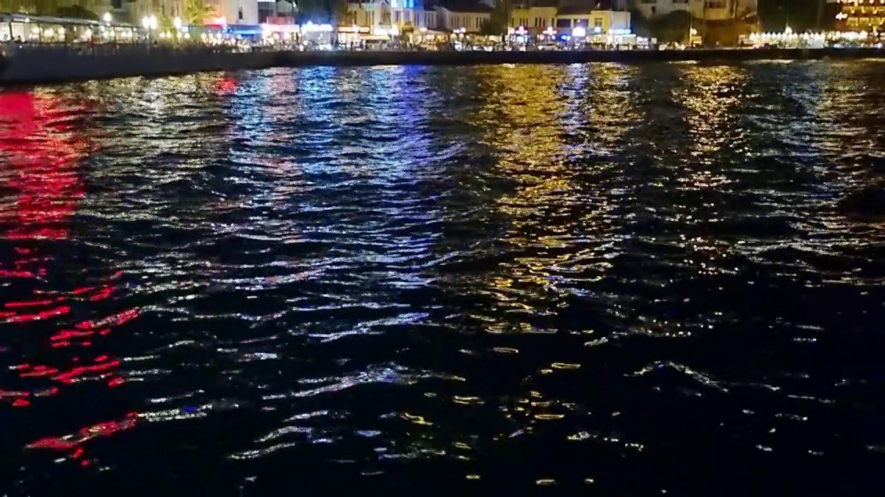 晚上的海景。土耳其艾丁省的Kusadasi。视频下载