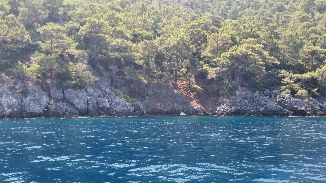 海和山。蓝绿自然背景。视频下载