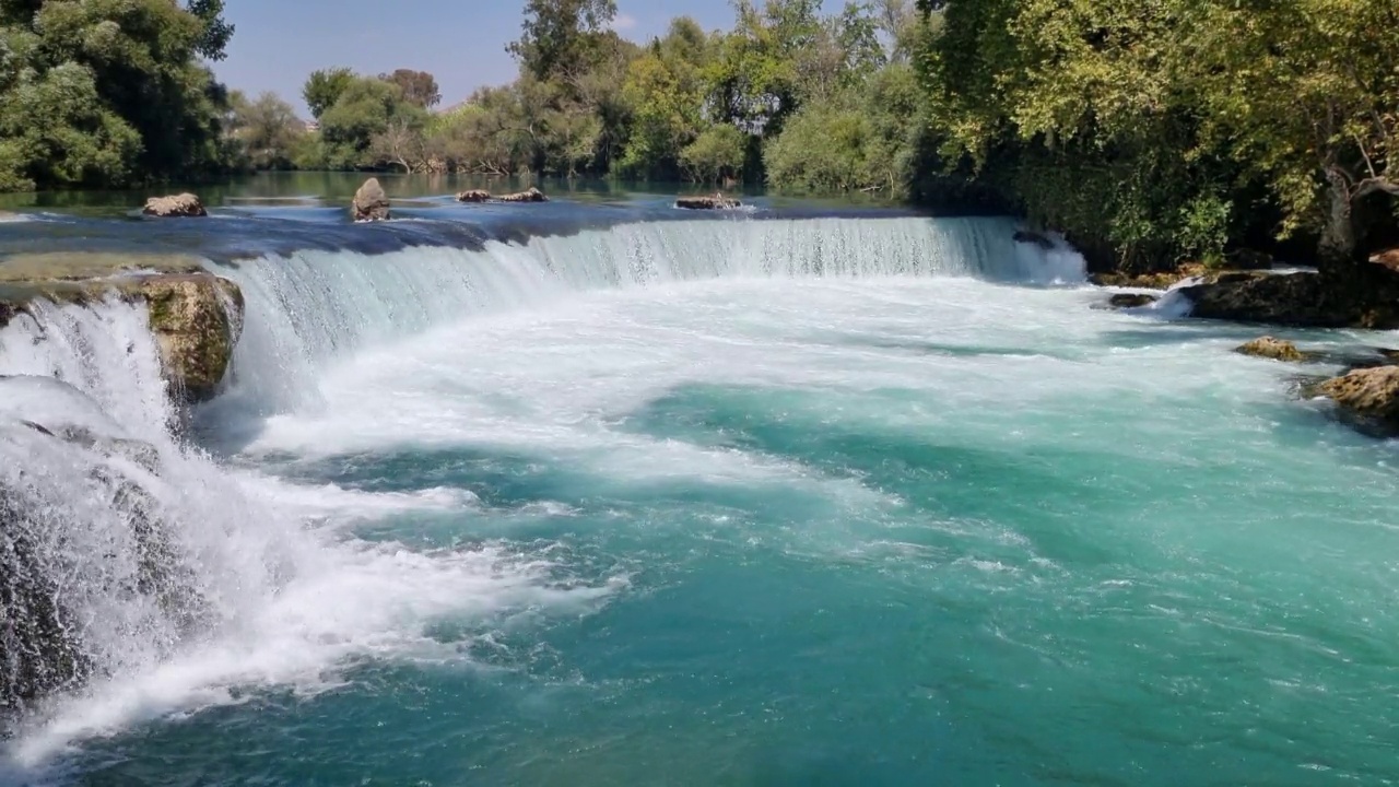 Manavgat瀑布。土耳其的马纳夫加特瀑布。蓝绿色的自然背景。视频下载