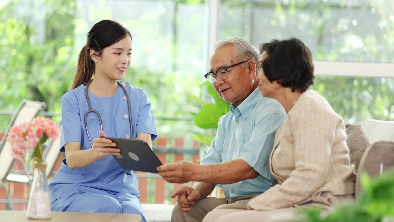 年轻的亚洲女护士用药片友好地为老年夫妇进行健康咨询。视频素材