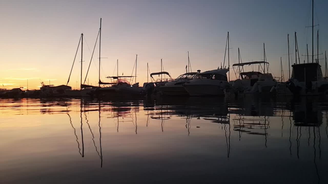 日落时分的Marina Sveva旅游港。慢动作视频素材