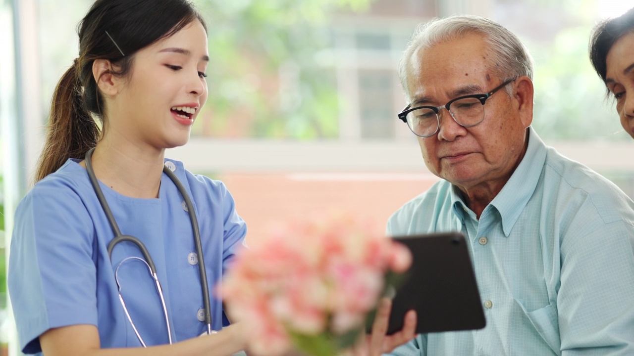 年轻的亚洲女护士用药片友好地为老年夫妇进行健康咨询。视频素材