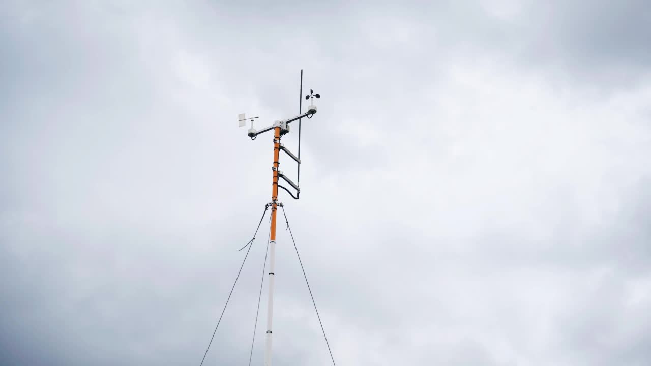 气象站迎着天空在风中旋转视频素材
