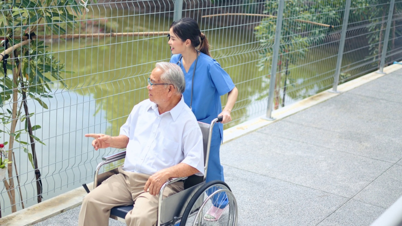 概念养老院活动，带老人在户外坐轮椅放松。视频素材