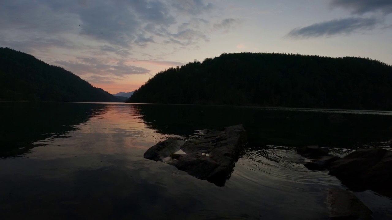 彩色日落下的加拿大自然背景。视频素材