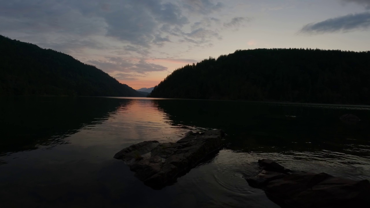 加拿大自然背景在五彩缤纷的日落。视频素材