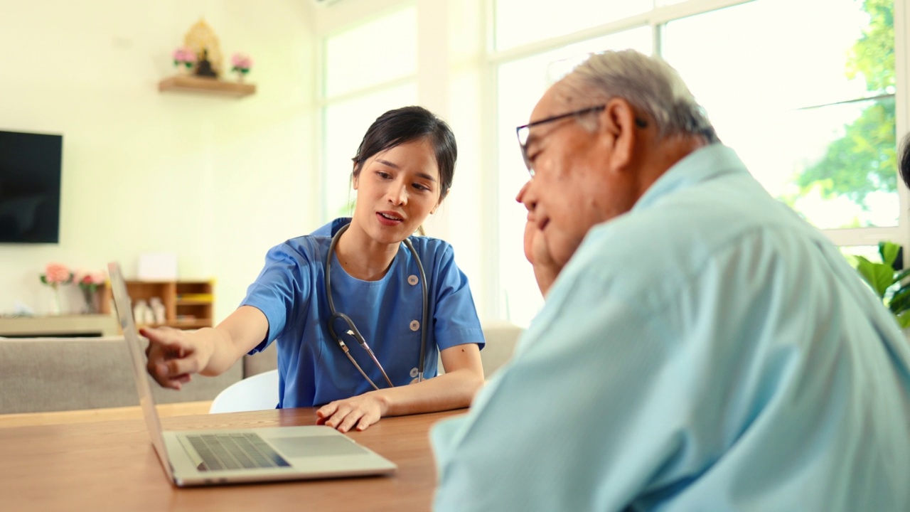 年轻的亚洲女护士用笔记本电脑给老年人提供友好的咨询演示视频素材
