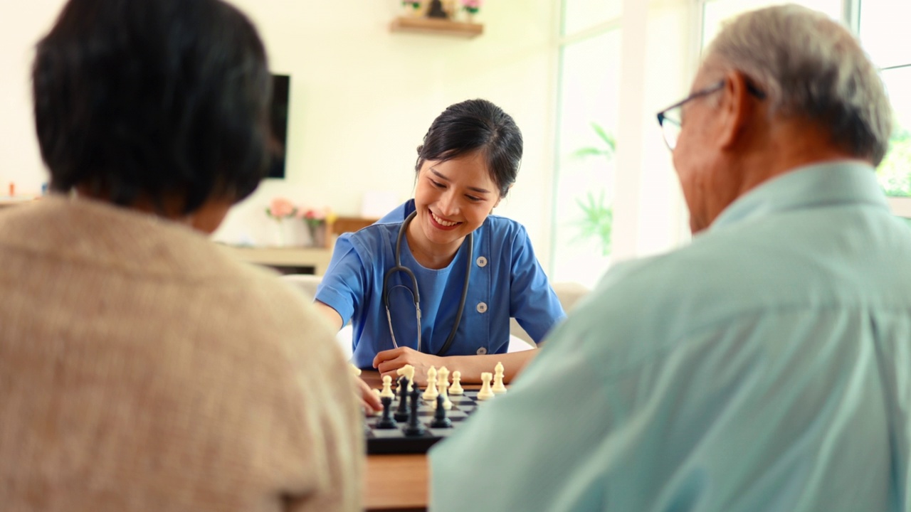 概念养老院活动，在放松的时间与老人下棋。视频素材