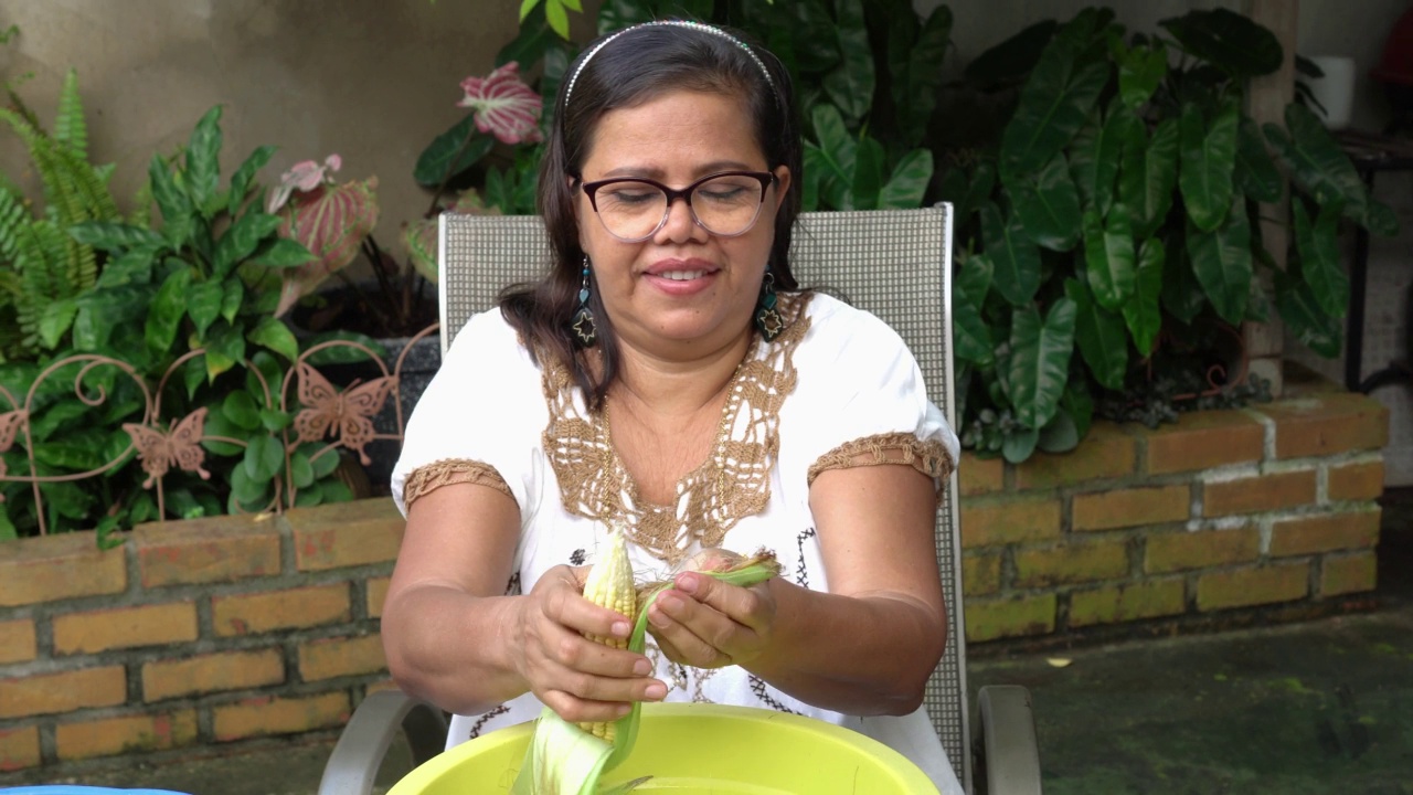 成熟的女人在家剥玉米壳视频下载