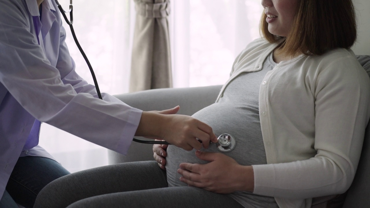 妇科医生用听诊器检查孕妇是否怀孕视频素材