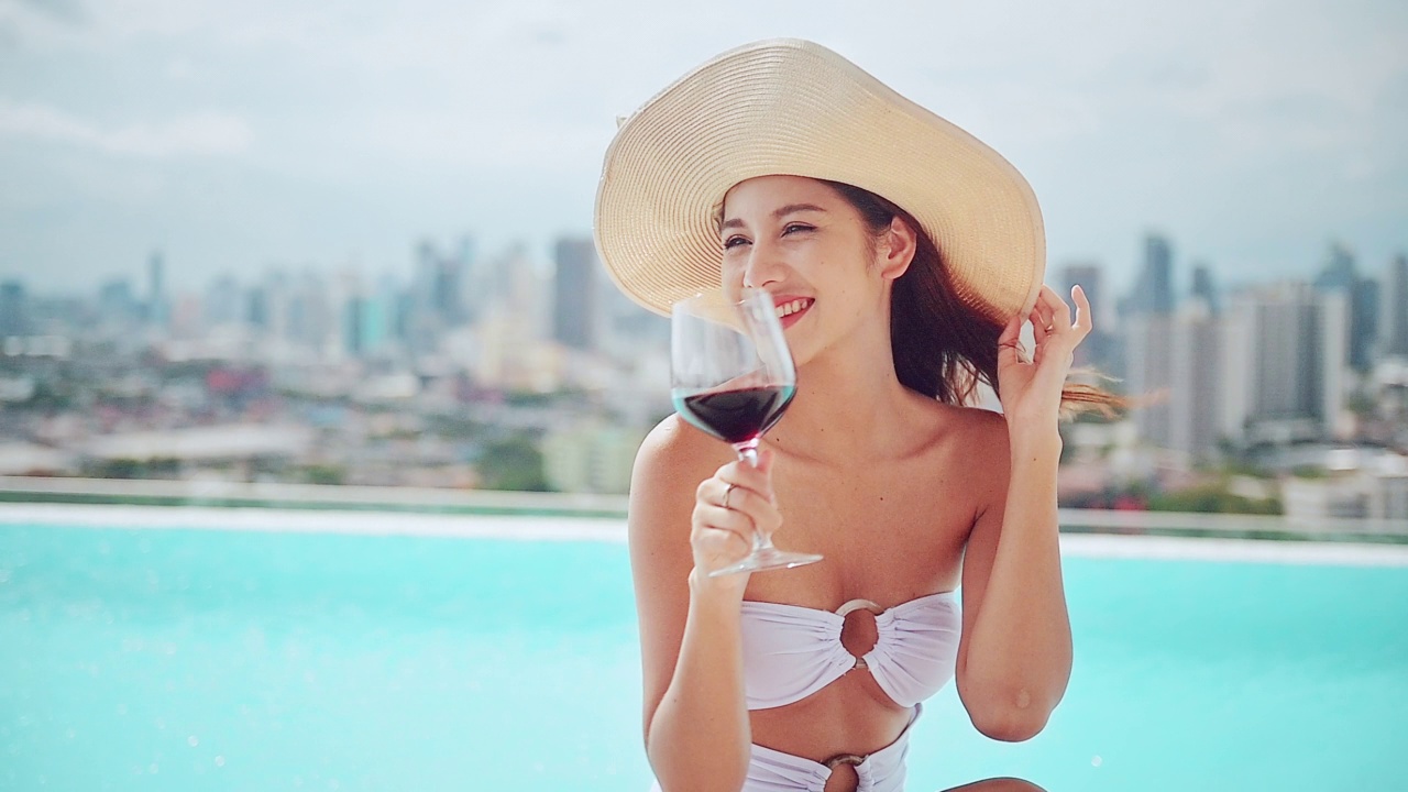 美丽的亚洲女游客在酒店的屋顶上感到快乐和自由视频下载