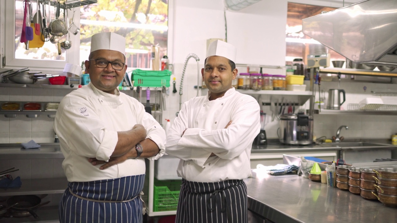 两位印度厨师对着镜头微笑视频素材