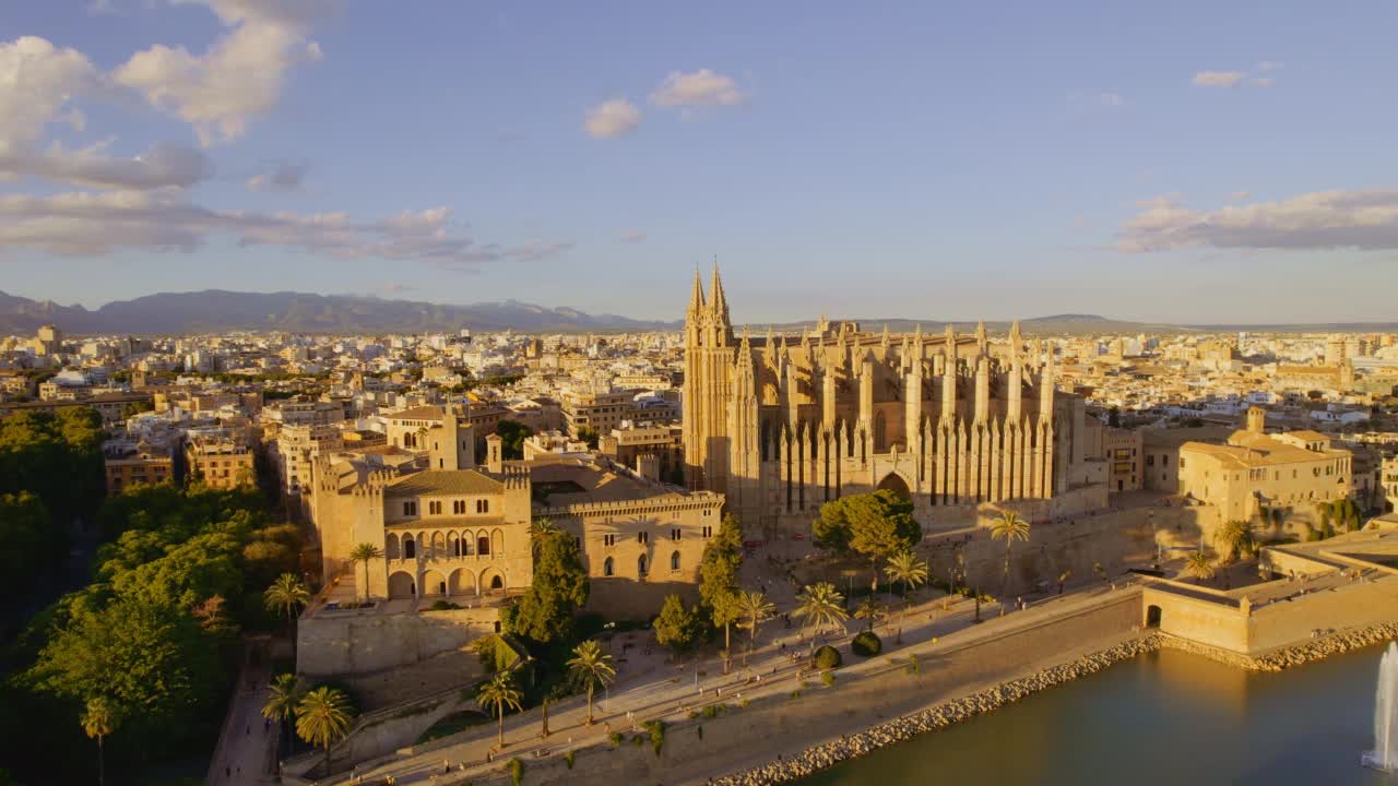帕尔马德马略卡大教堂鸟瞰图。马略卡岛的西班牙历史文化名城。电影4 k视频下载