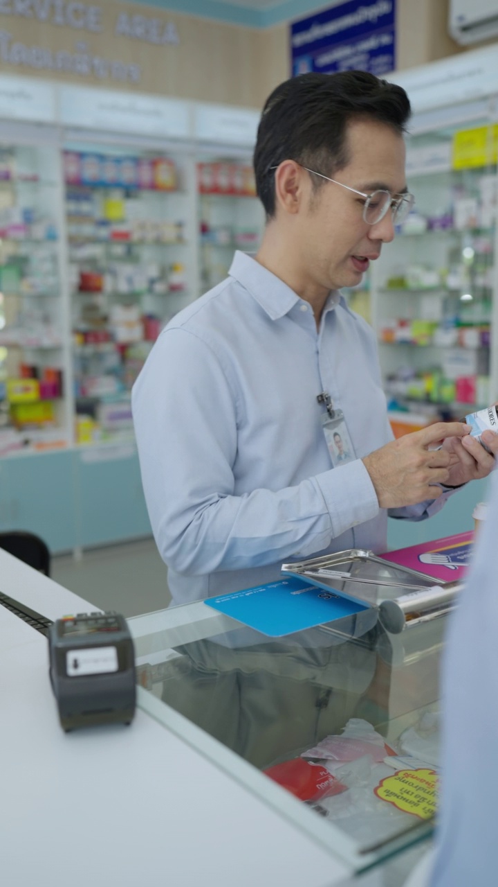 在药店工作的亚裔男医生。视频下载