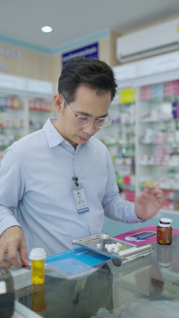 在药店工作的亚洲男性药剂师。视频素材