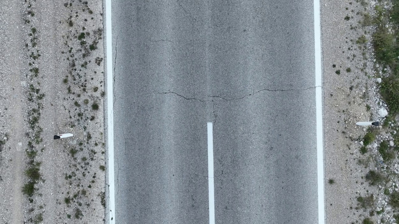 有标记的柏油路的鸟瞰图。从高处看经过的汽车。跟踪拍摄。视频下载
