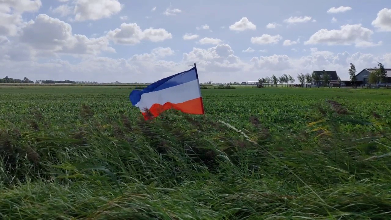抗议氮肥政策的农民把荷兰国旗倒挂在农民草地上视频下载