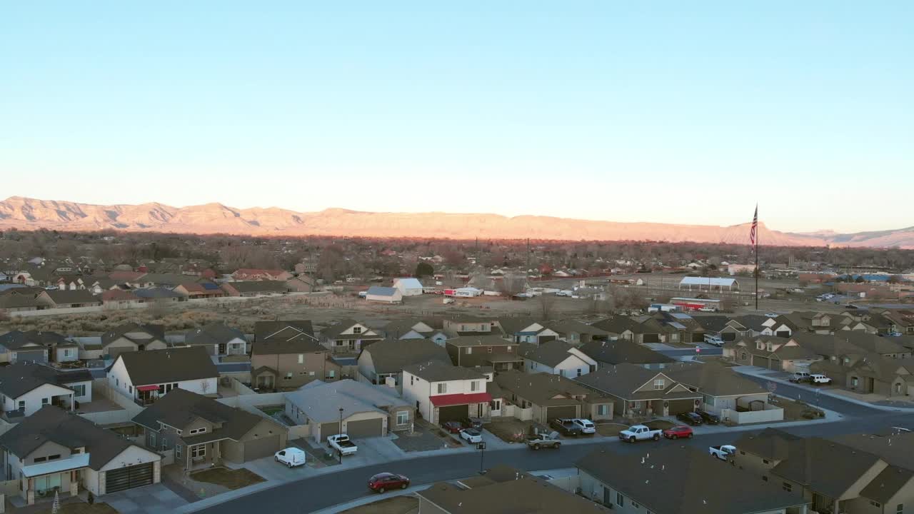 科罗拉多州西部郊区的鸟瞰图，以布克克利夫山脉为背景视频素材