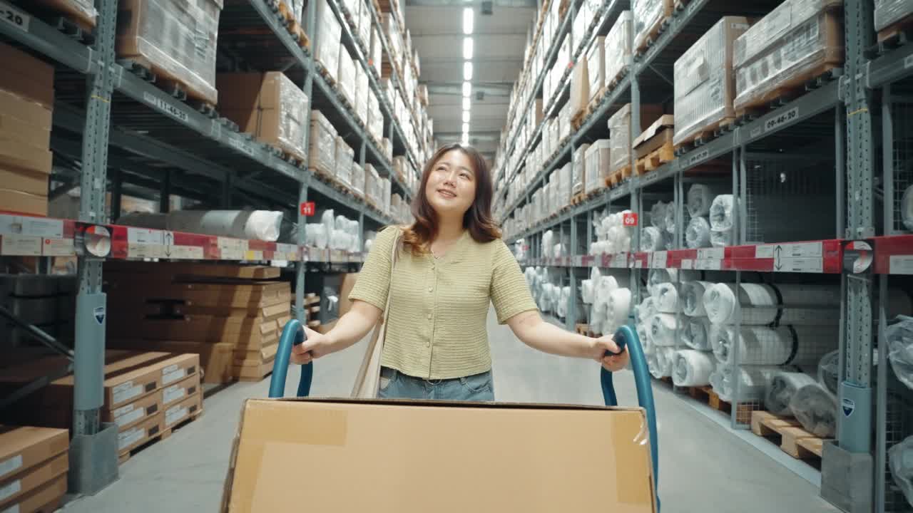 亚洲妇女在大型仓库零售商店的货架上购物视频素材