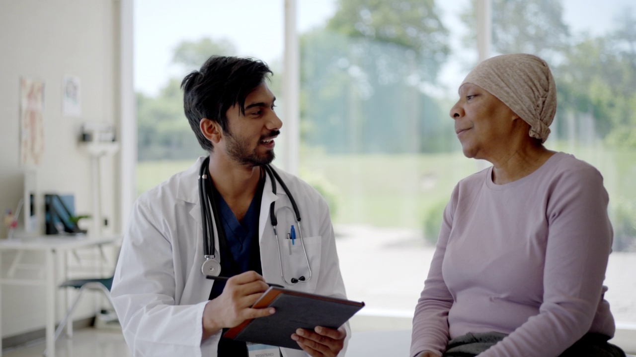 肿瘤学家与老年病人讨论药物视频素材