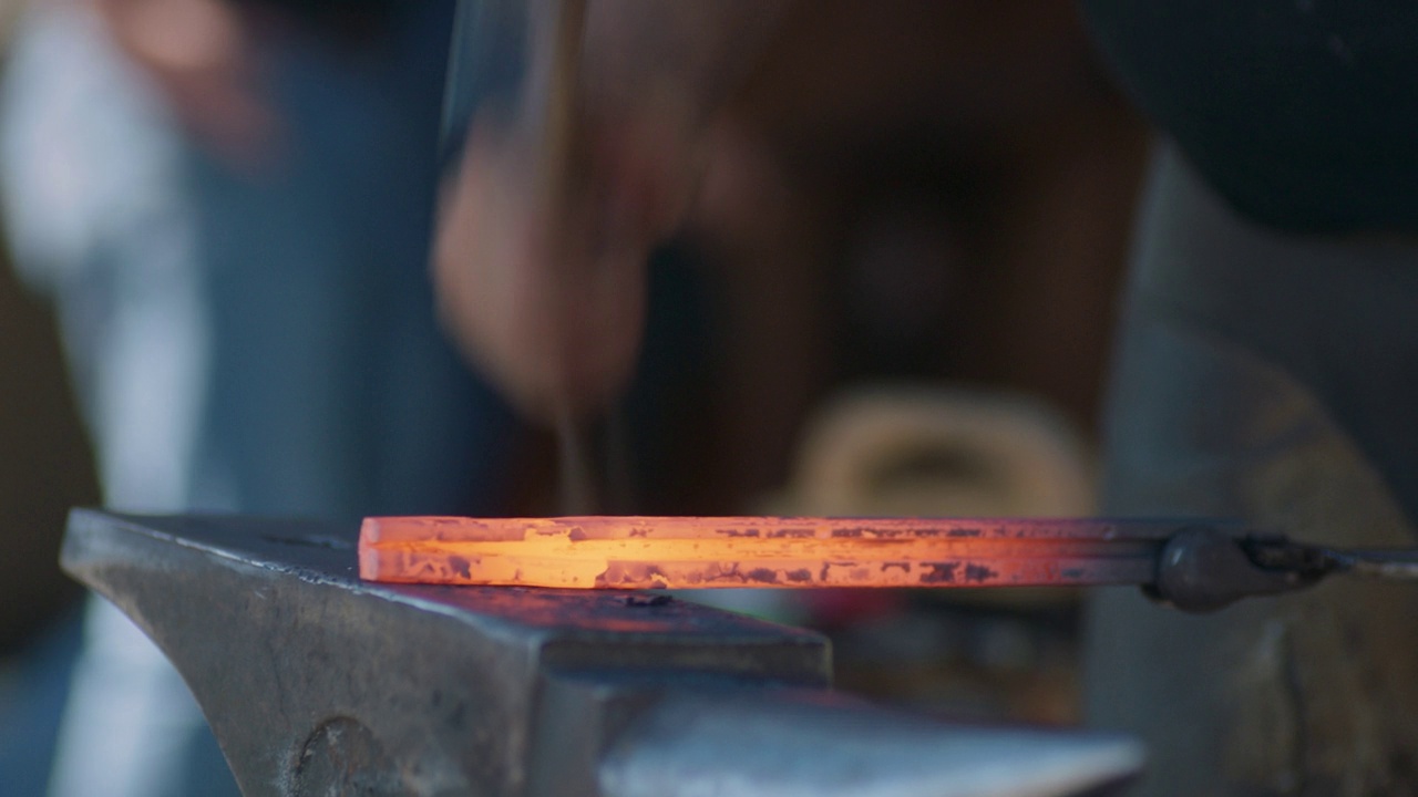 铜。蹄铁匠把金属锤成马蹄铁的形状视频下载