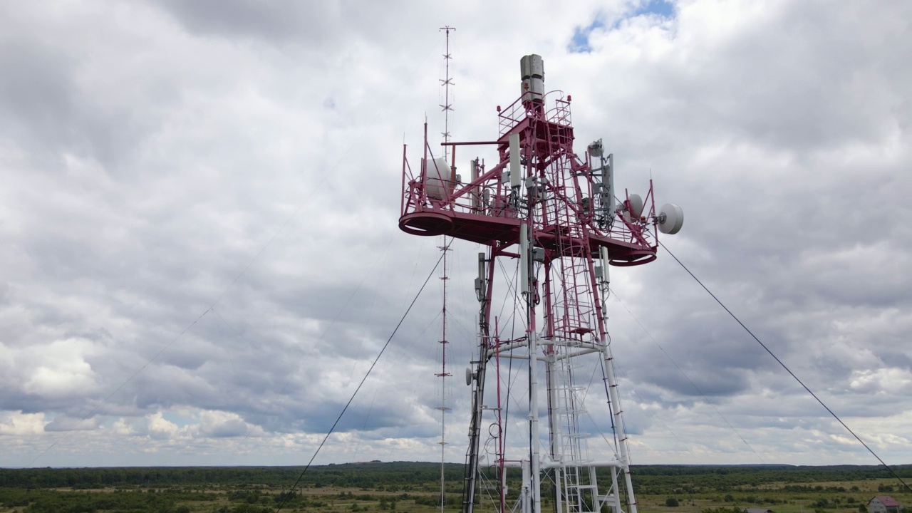 无线通信天线用于网络信号传输的电信手机发射塔鸟瞰图视频下载