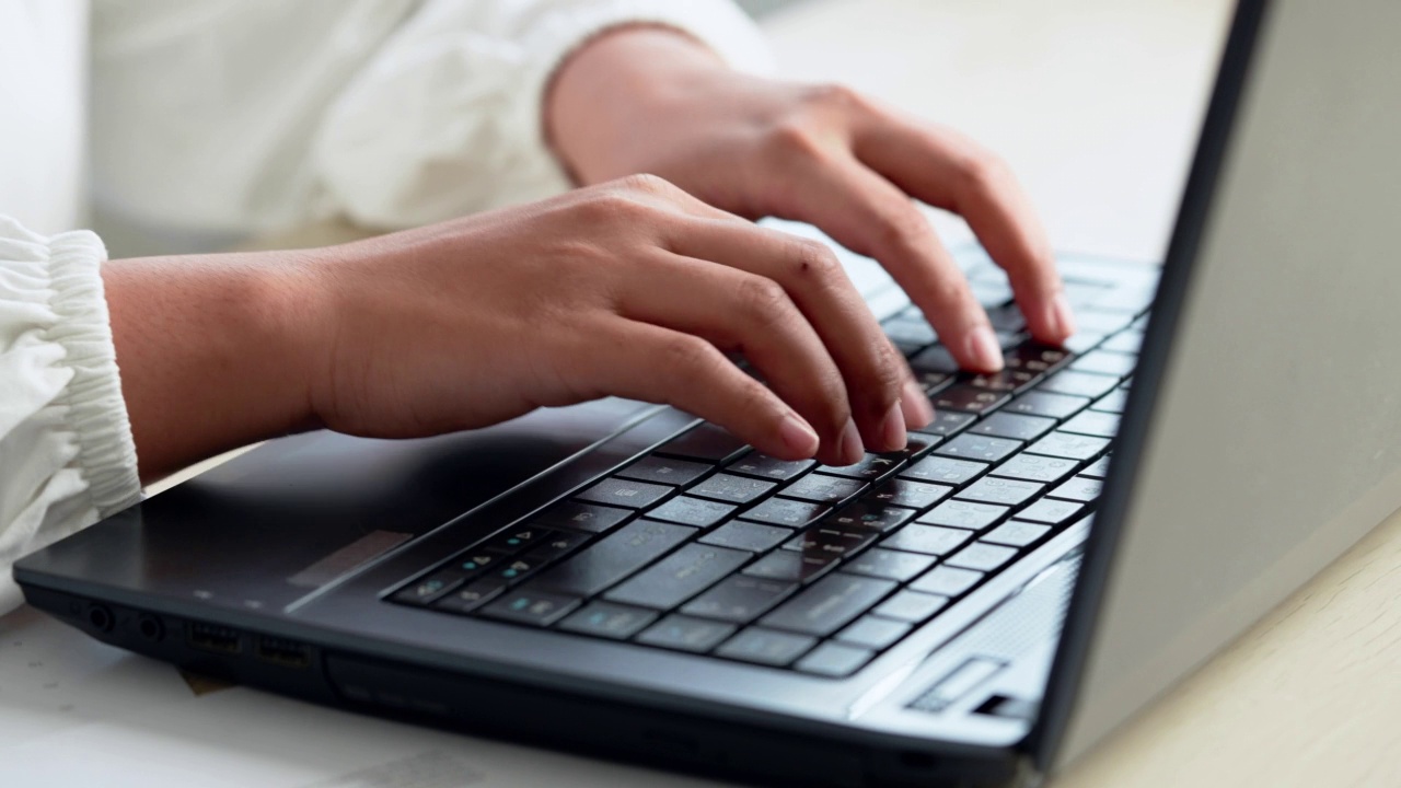 女商人的手，手指在笔记本电脑键盘上工作和打字视频素材