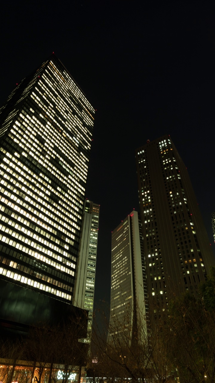 东京的夜晚天际线(新宿的摩天大楼)视频下载