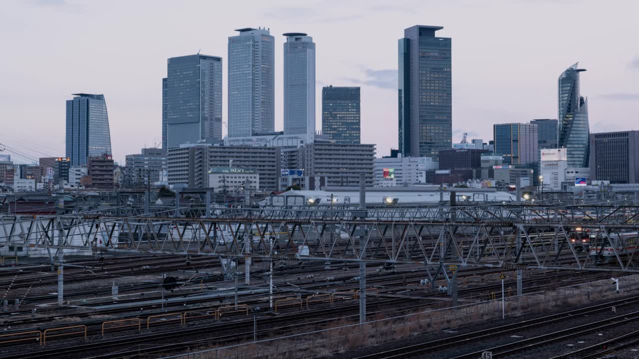 火车在黄昏时经过名古屋的天际线视频下载
