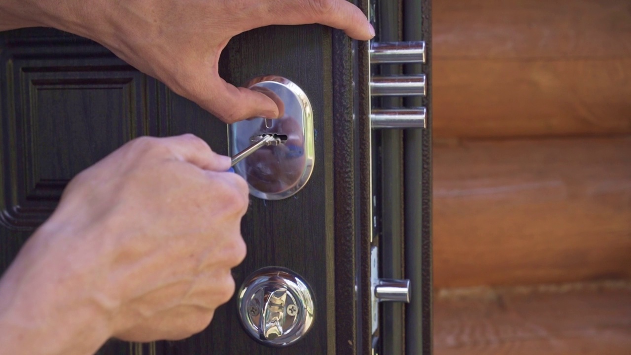 用门闩和锁打开或关上房子的门视频素材