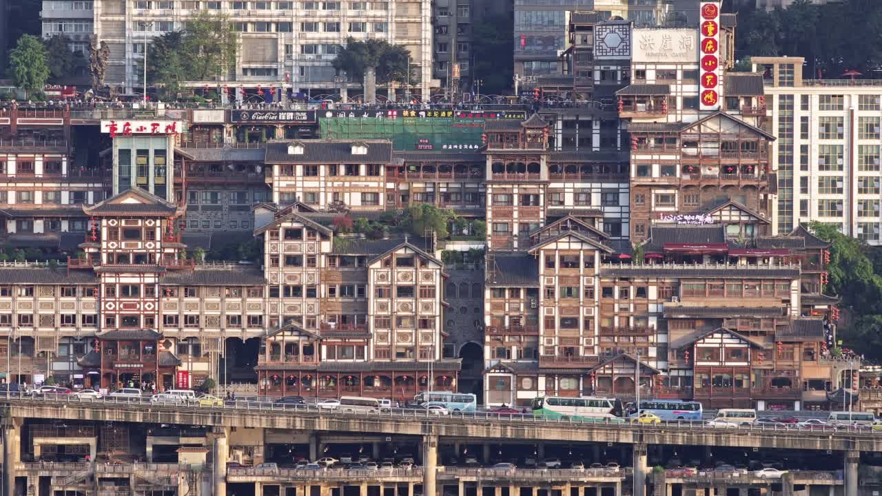 长江，洪崖洞，白天游轮和码头/重庆，中国视频下载