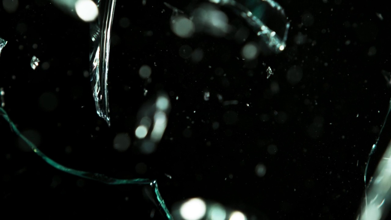 黑色背景上玻璃破碎的超慢镜头。视频素材