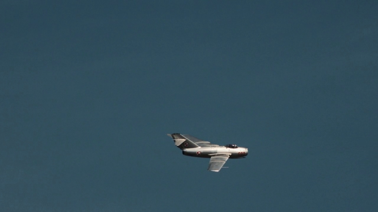 驾驶米格-15喷气式飞机视频下载