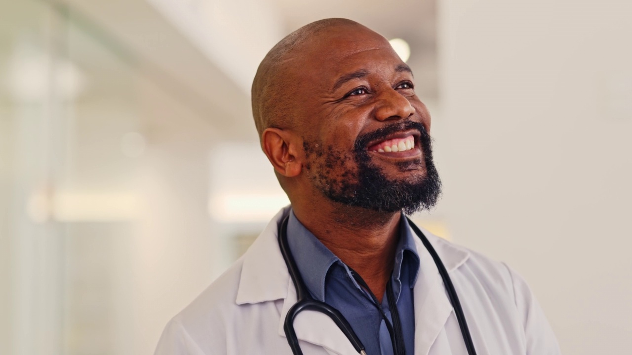 黑人，医生和成功的医疗愿景，医疗创新或保险信托帮助癌症手术。微笑，快乐或激励工作人员在医院的医学研究自豪视频素材