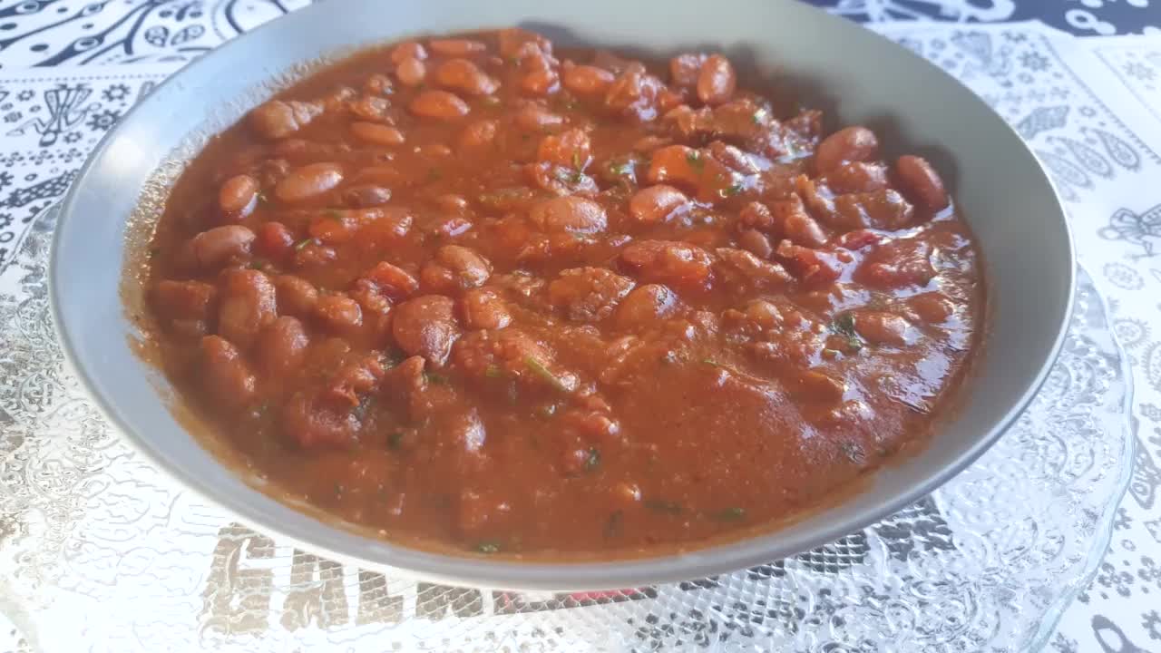辣番茄、豆角、香草和煎培根汤视频素材