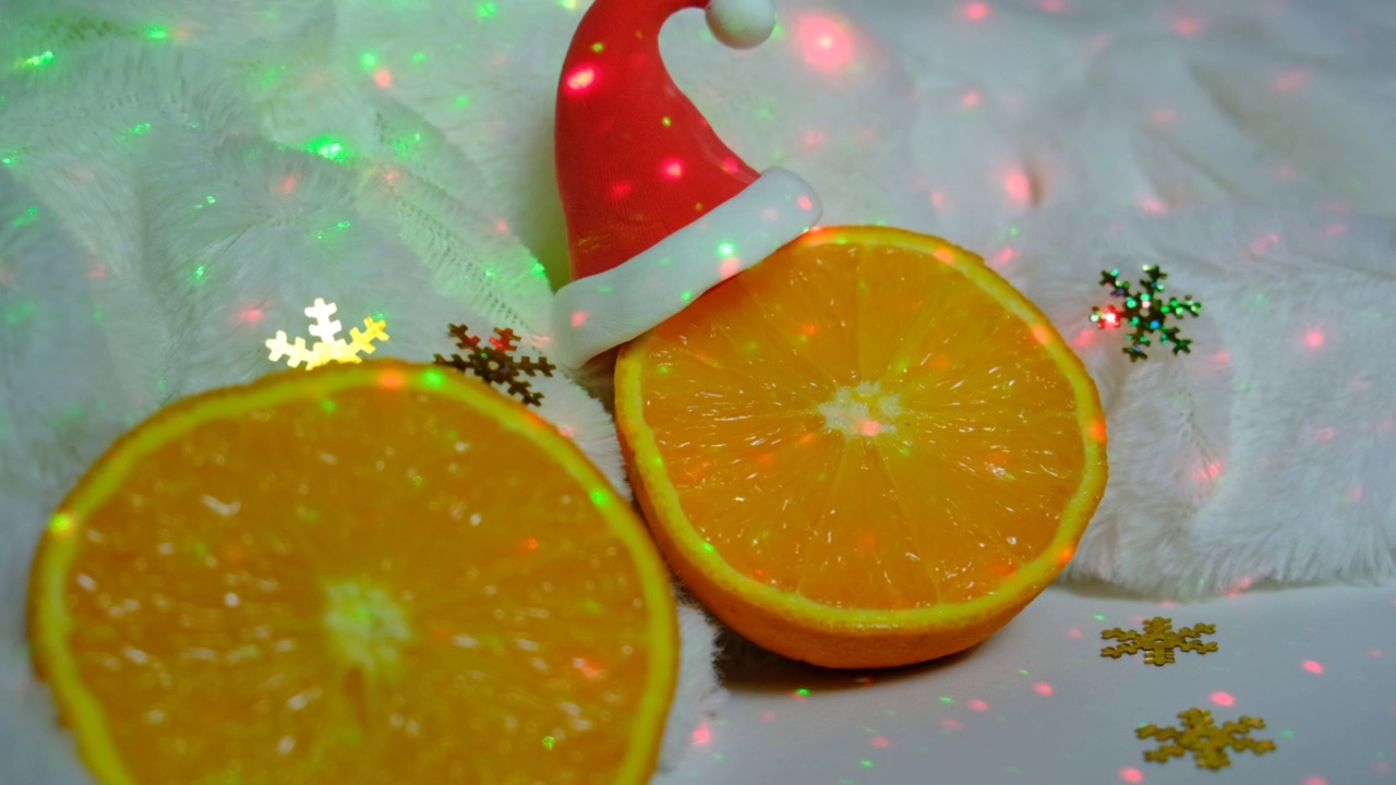 模糊的冬季仙女节日背景与橘子水果和圣诞老人帽子。圣诞节的气氛视频素材