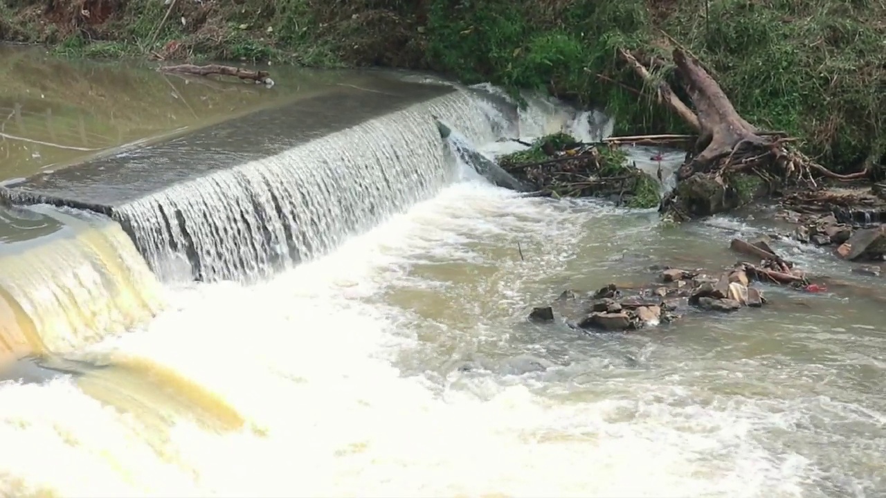 有许多天然岩石的河流水流湍急视频素材