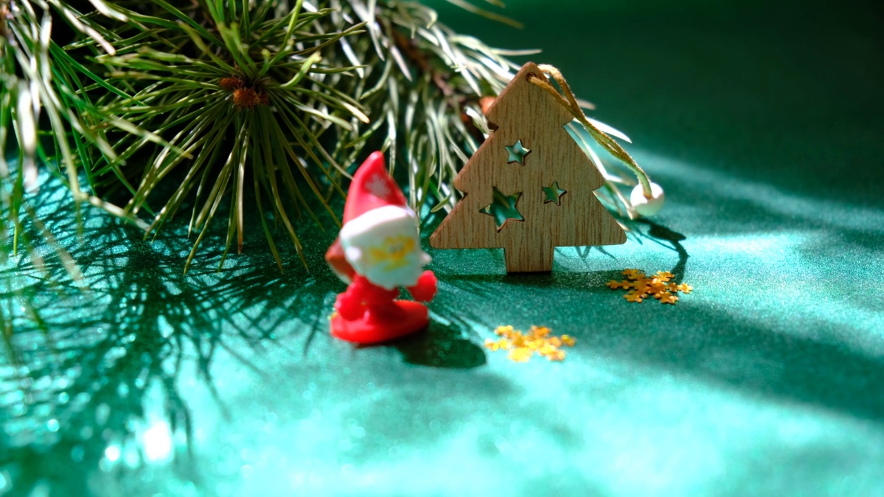 圣诞装饰品。最小的抽象背景与圣诞老人和圣诞树。新年快乐视频素材