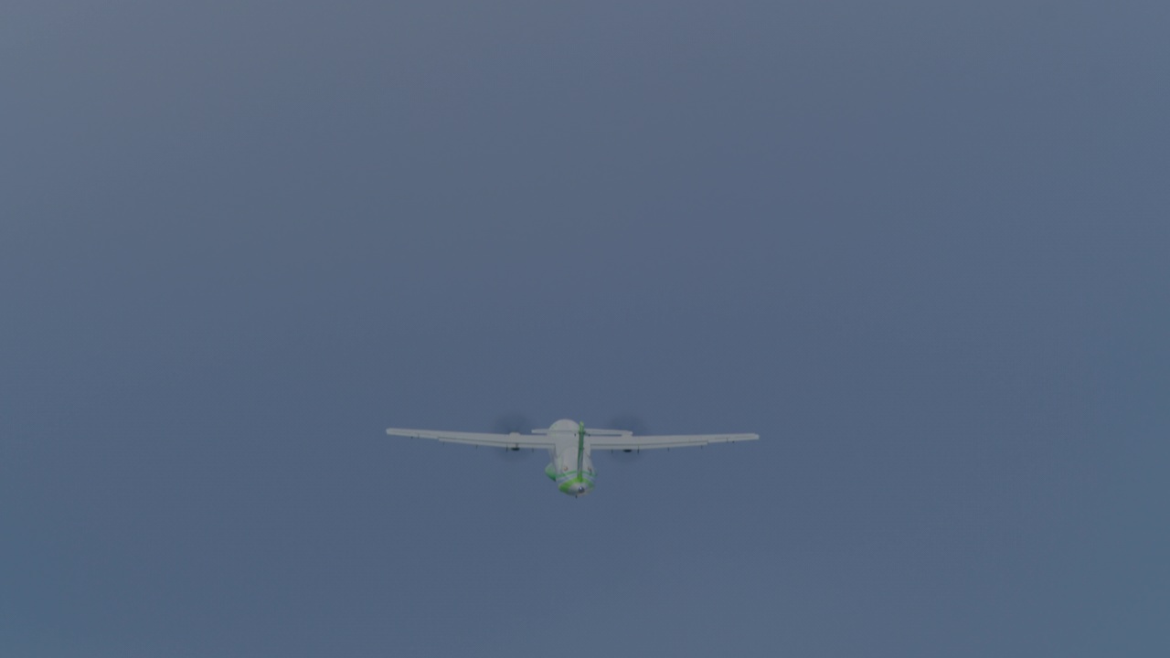 飞机迎着蓝天起飞视频素材
