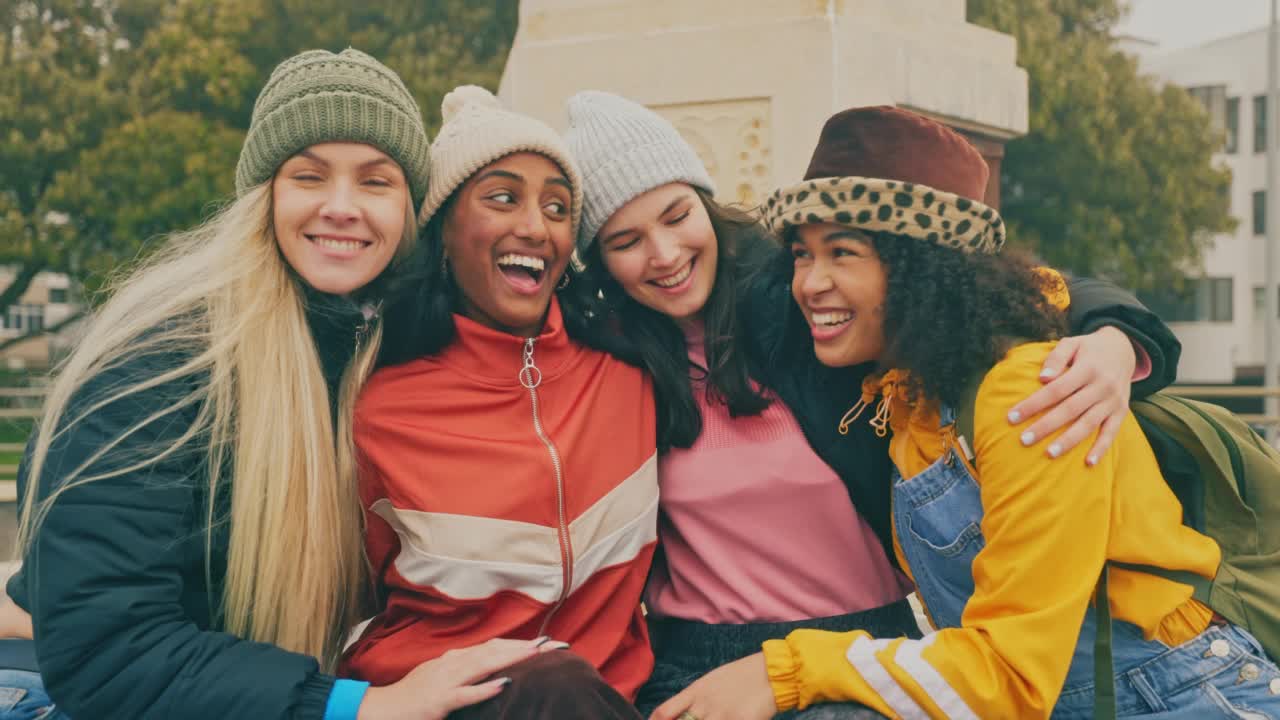 快乐的z一代朋友或女性在冬天的户外拥抱，大笑或享受她们的女儿一起外出郊游。年轻的千禧一代和多元化的人群，兴奋，快乐的表情视频下载
