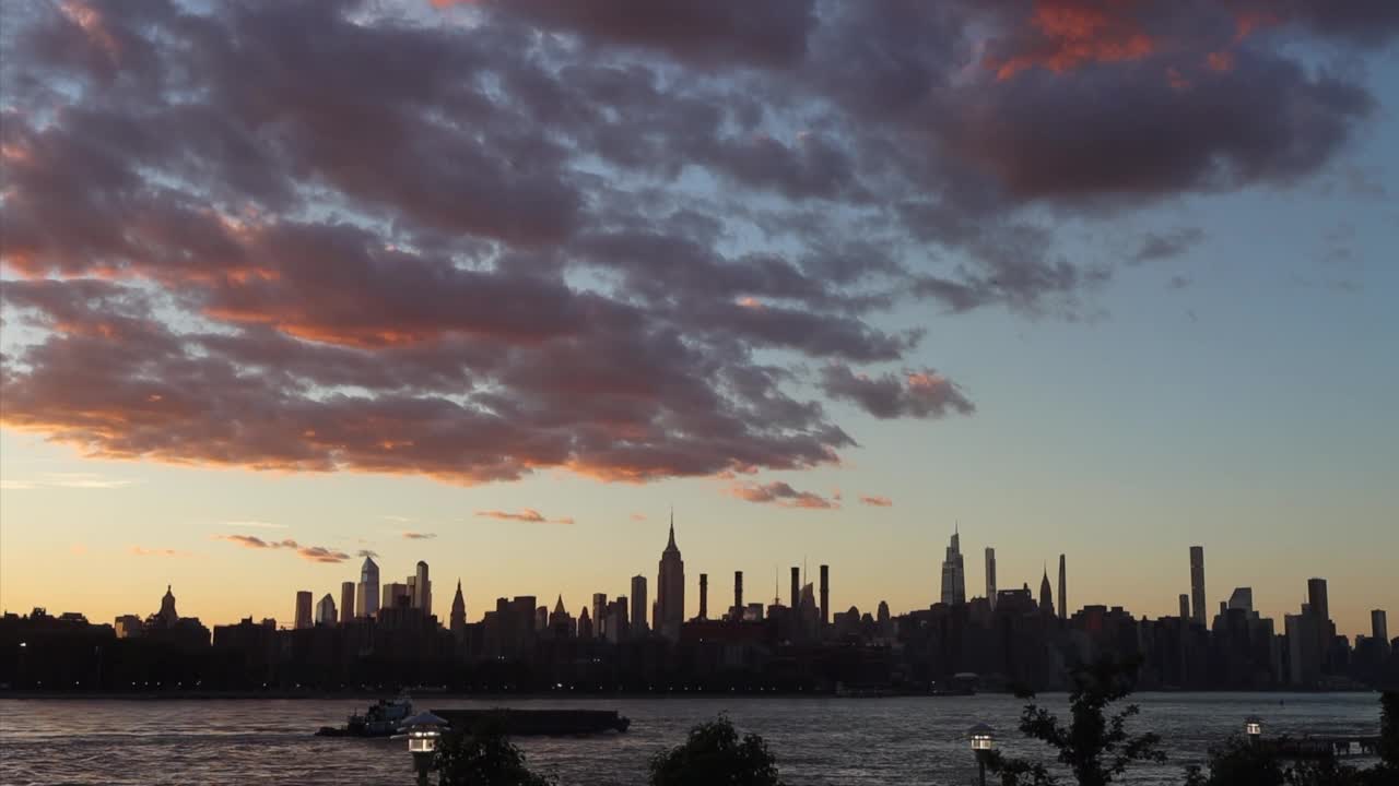 东河的景色和纽约曼哈顿的建筑视频素材