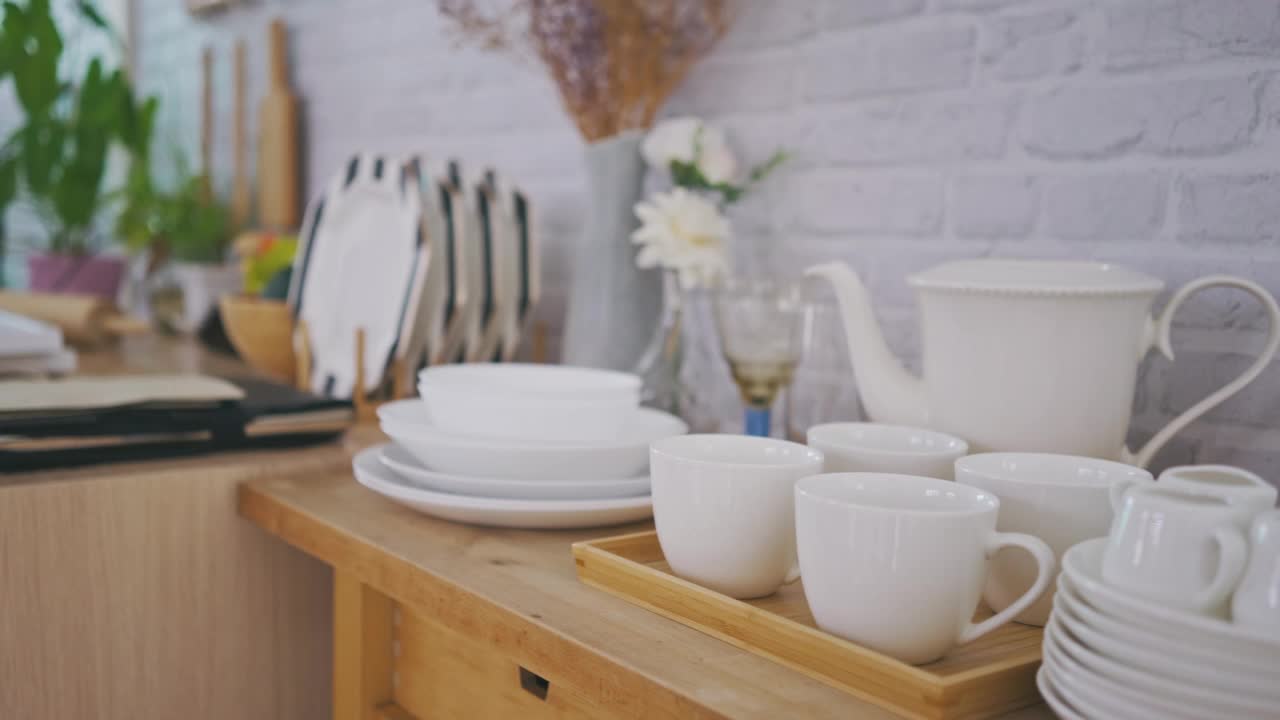 盘子，盘子，碗和花瓶的安排-库存照片视频素材