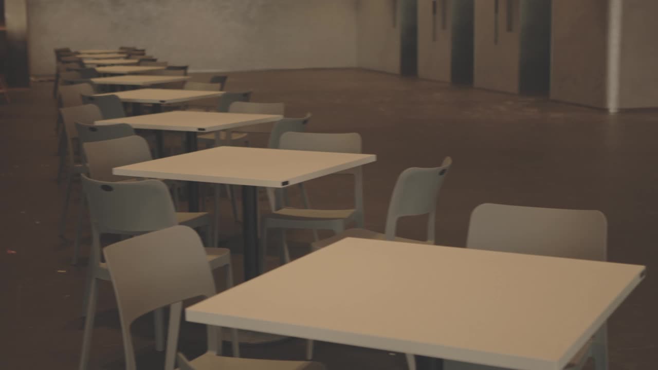 空桌子和椅子在餐厅存货视频-存货视频视频素材